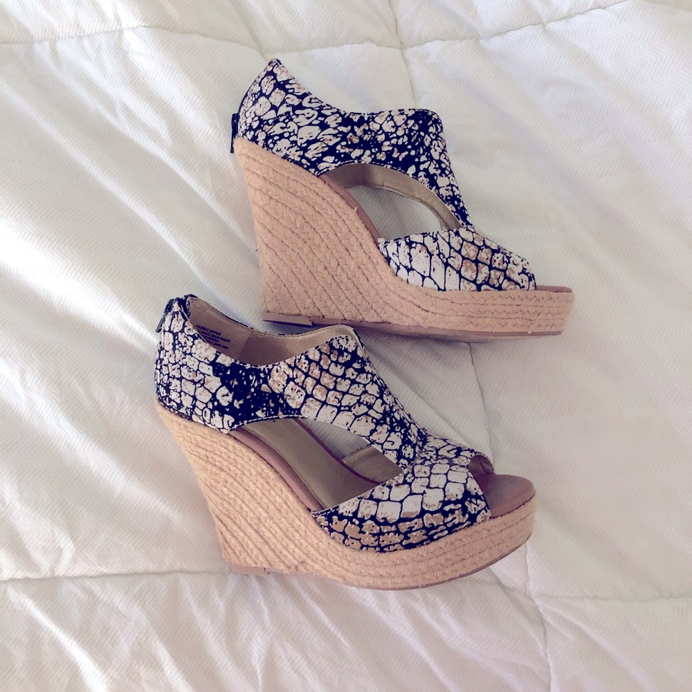 Seychelles black, white and tan wedges